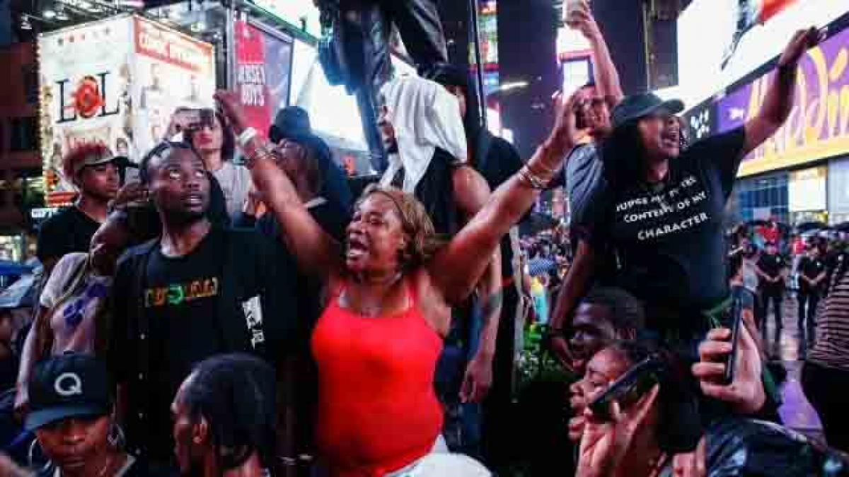 Protests over shootings block roads in US cities, arrests made